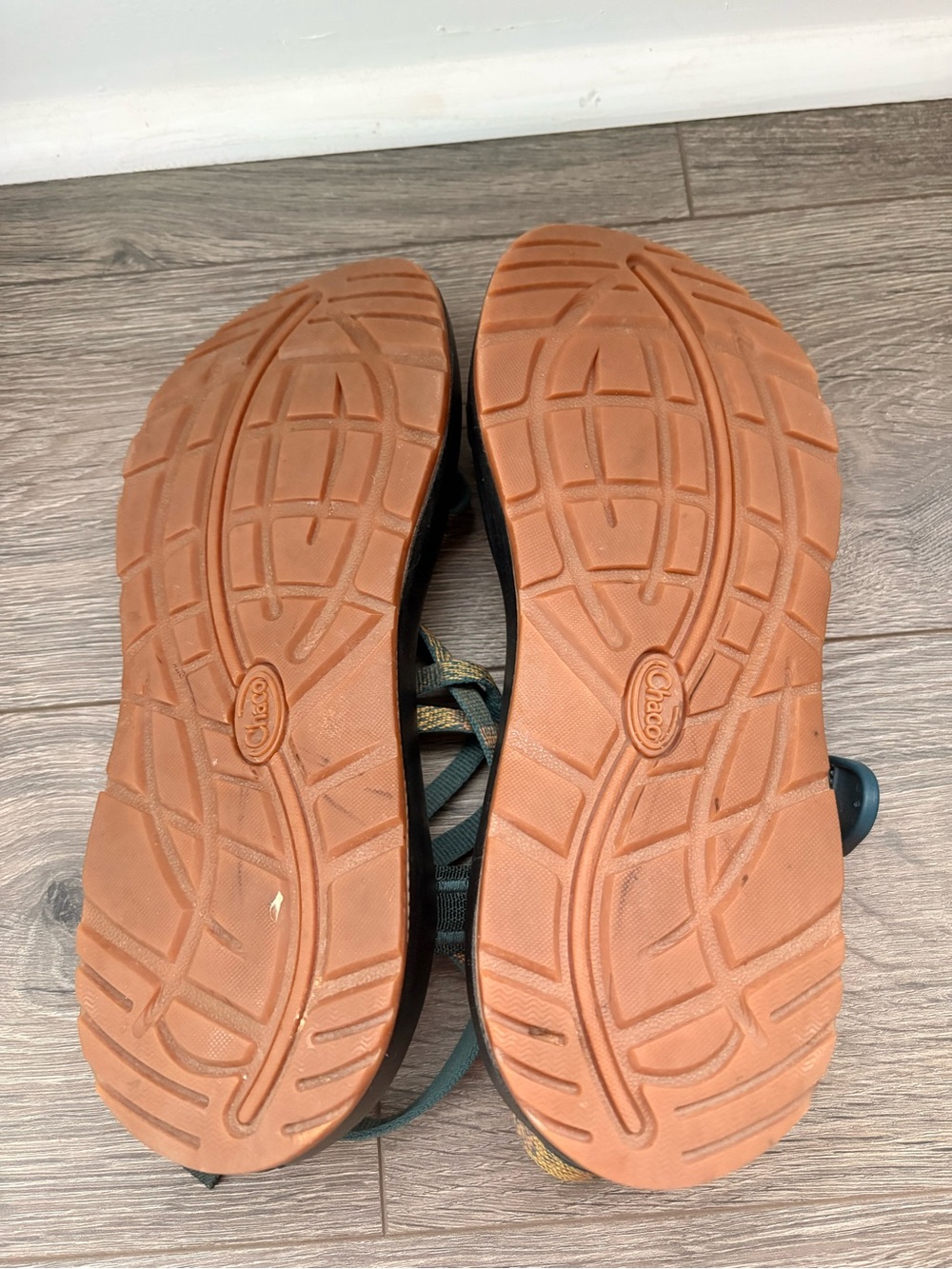 Double strapped Chacos with toe loop - Picture 2 of 5